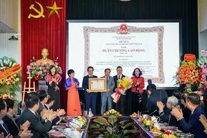 Đồng chí Trương Thị Mai, Ủy viên Bộ Chính trị, Thường trực Ban Bí thư Trung ương Đảng, Trưởng ban Tổ chức Trung ương, trao Huân chương Lao động hạng Ba cho Ban Nhân Dân cuối tuần, Báo Nhân Dân. Ảnh: Đăng Khoa
