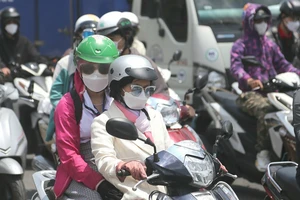 Người dân lưu thông giữa thời tiết nắng nóng trên đường Phạm Văn Bạch, quận Tân Bình (Thành phố Hồ Chí Minh), ngày 12/3 vừa qua. Ảnh: Đình Văn