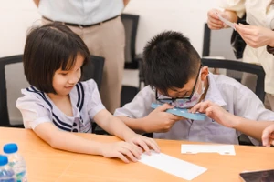 Các em nhỏ được trải nghiệm thiết bị gõ chữ nổi hiện đại. Ảnh: MSD Việt Nam