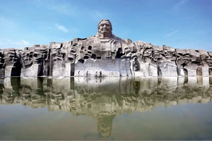Công trình quần thể Tượng đài "Bà Mẹ Việt Nam anh hùng" của điêu khắc gia Đinh Gia Thắng.