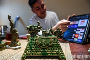 Nghệ nhân trẻ tại làng gốm Bát Tràng - Trần Anh Tú chia sẻ về sản phẩm sáng tạo mới mang tên Long mã cõng hà đồ. Ảnh: Thành Đạt