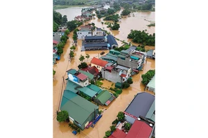 Khu phố tại phường Phương Thiện (thành phố Hà Giang) bị ngập lụt nghiêm trọng. Ảnh: HỒNG THIỆP
