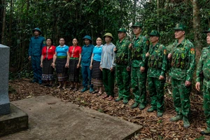 Ông Quang Văn Thu (thứ bảy, từ trái sang) và người dân phối hợp tuần tra đường biên, cột mốc cùng chiến sĩ Đồn Biên phòng Thông Thụ (huyện Quế Phong, tỉnh Nghệ An). Ảnh: NGUYỄN ĐẠO