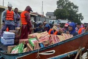 "Đội tàu nghĩa hiệp" của vùng biển Ngư Thủy đã xuất hiện tại ngã tư Cam Liên, huyện Lệ Thủy, tỉnh Quảng Bình giúp hỗ trợ vận chuyển hàng cứu trợ vào cho người dân vùng lũ. Ảnh: Quốc Nam 