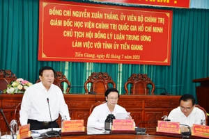 Đồng chí Nguyễn Xuân Thắng phát biểu tại buổi làm việc với Tỉnh ủy Tiền Giang. 