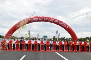 Cắt băng khánh thành dự án cầu Mỹ Thuận 2.