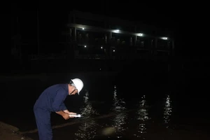 Đo độ mặn trên sông Tiền thuộc huyện Chợ Gạo (Tiền Giang).