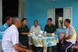 Bộ đội Biên phòng Tiền Giang tuyên truyền các chủ trương, chính sách về biển đảo cho người dân trong khu vực biên giới biển.