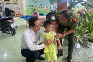 Lãnh đạo tỉnh Tiền Giang có mặt thăm hỏi, động viên cháu bé bị khống chế.