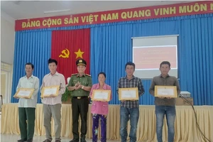Đại tá Nguyễn Hồng Khắc, Phó Giám đốc Công an tỉnh Tiền Giang trao Giấy khen và tiền thưởng cho các cá nhân.