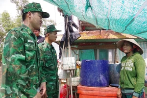 Bộ đội Biên phòng Tiền Giang tuyên truyền để người dân cảnh giác với các loại tội phạm ma túy. (Ảnh: ĐOÀN PHÁT)