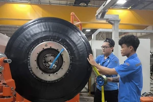 Công nhân Công ty Trách nhiệm hữu hạn Lốp Advande (Việt Nam) đang làm việc.