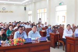 Đồng chí Nguyễn Trọng Nghĩa cùng đoàn công tác thăm và tặng quà gia đình chính sách tại Tiền Giang. (Ảnh: NGUYỄN SỰ)