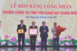 Đồng chí Nguyễn Xuân Thắng trao Bằng công nhận Trường Chính trị tỉnh Tiền Giang đạt chuẩn mức 1.