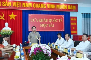 Chủ tịch Quốc hội Vương Đình Huệ phát biểu tại buổi làm việc với các lực lượng làm nhiệm vụ tại cửa khẩu Quốc tế Mộc Bài. (Ảnh: DUY LINH)