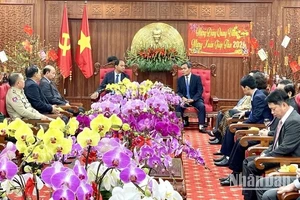 Bí thư Tỉnh ủy Hồ Văn Niên đón tiếp đoàn cán bộ cấp cao tỉnh Preah Vihear (Vương quốc Campuchia) đến thăm và chúc Tết. (Ảnh: LAM NGUYÊN).