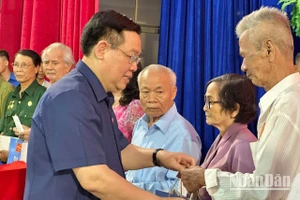 Chủ tịch Quốc hội và đại diện lãnh đạo tỉnh trao quà Tết tặng các gia đình chính sách, hộ nghèo tỉnh Bạc Liêu.