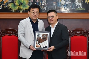 Tổng Biên tập Báo Nhân Dân Lê Quốc Minh trao quà tặng ông Park Jong Hyun, Chủ tịch Hội Nhà báo Hàn Quốc tại buổi tiếp.