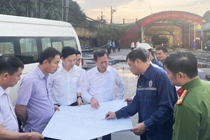Lãnh đạo tỉnh Quảng Ninh đang chỉ đạo công tác cứu hộ tại hầm lò Công ty than Quang Hanh, Thành phố Cẩm Phả.