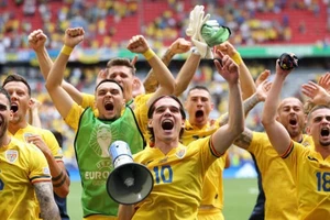 Niềm vui chiến thắng của Romania. (Ảnh: Getty)