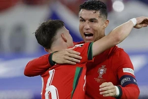 Ronaldo ăn mừng cùng Conceição sau bàn thắng quyết định giúp Bồ Đào Nha chiến thắng. (Nguồn: Getty Images)