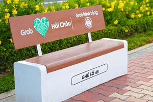Thêm 50 chiếc ghế đá Grab vừa được lắp đặt tại phố đi bộ Bạch Đằng, Đà Nẵng.