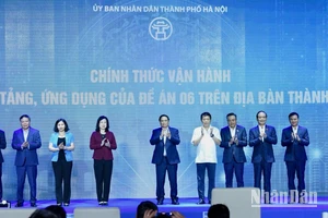 Thủ tướng Phạm Minh Chính và các đồng chí lãnh đạo thực hiện nghi thức công bố chính thức vận hành các nền tảng, ứng dụng trên địa bàn Hà Nội.