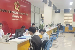 Bắc Kạn nỗ lực xây dựng chính quyền phục vụ (Trong ảnh: Hoạt động tại Trung tâm phục vụ hành chính công tỉnh Bắc Kạn) (Ảnh: HƯƠNG LAN)