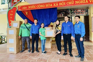 Grab Việt Nam phối hợp với Trung ương Đoàn TNCS Hồ Chí Minh và Đoàn TNCS Hồ Chí Minh tỉnh Lào Cai mang đến các phần quà cho học sinh vùng bão lũ.