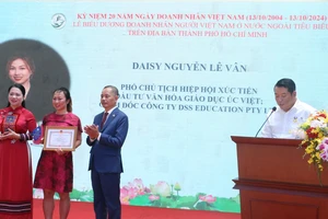 Bà Daisy Nguyễn Lê Vân nhận Giấy khen của Ủy ban về người Việt Nam ở nước ngoài Thành phố Hồ Chí Minh.