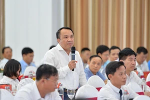 Giám đốc Sở Y tế tỉnh Nghệ An Dương Đình Chỉnh giải trình vì sao bác sĩ và nhân viên y tế Nghệ An xin nghỉ việc.