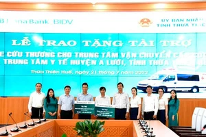 Đại diện Trung tâm Vận chuyển cấp cứu 115 và Trung tâm Y tế huyện A Lưới tiếp nhận xe cứu thương từ nhà tài trợ.