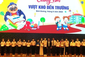 Lãnh đạo Ủy ban nhân dân tỉnh Bình Dương trao học bổng cho các em học sinh tại Chương trình “Tiếp sức đến trường”.