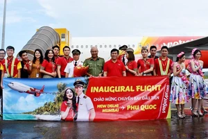 Phi hành đoàn chuyến bay VJ956 của hãng hàng không Vietjet Air chụp ảnh cùng đại diện Cảng Hàng không quốc tế Phú Quốc.
