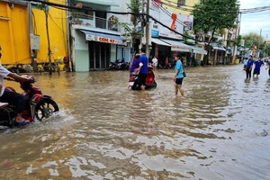 Nước ngập sâu đường Ngô Quyền, quận Ninh Kiều, khu vực có nhiều trường học, gây khó khăn cho học sinh đến trường.