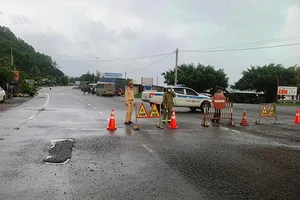 Lực lượng cảnh sát giao thông ứng trực điều tiết an toàn giao thông qua những điểm hư hỏng trên Quốc lộ 1 qua Phú Yên.