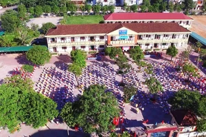 Trường Trung học cơ sở Nguyễn Du (thành phố Hà tĩnh) - một trong hai trường đầu tiên của tỉnh Hà Tĩnh được công nhận đạt chuẩn quốc gia.