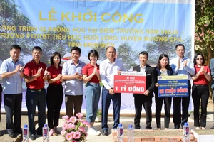 Lãnh đạo Sở Xây dựng tỉnh Điện Biên cùng lãnh đạo Ngân hàng Nông nghiệp và Phát triển nông thôn tỉnh Quảng Ninh trao kinh phí xây dựng điểm trường Nậm Chua.