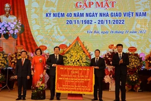Lãnh đạo tỉnh Yên Bái tặng hoa chúc mừng kỷ niệm 40 năm Ngày Nhà giáo Việt Nam.