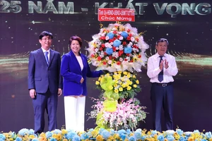 Phó Bí thư Thường trực Tỉnh ủy Đồng Nai Hồ Thanh Sơn tặng lẵng hoa chúc mừng Đại học Lạc Hồng tại lễ kỷ niệm.
