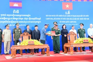 Đại diện phía Việt Nam và nước bạn Campuchia ký kết giao nhận 49 hài cốt chiến sĩ Campuchia.