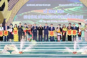 Đồng chí Đỗ Văn Chiến và lãnh đạo tỉnh Phú Thọ tặng cờ lưu niệm cho các địa phương tham gia ngày hội.