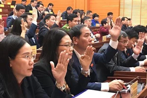 Hội đồng nhân dân tỉnh Hưng Yên biểu quyết thông qua Nghị quyết tình hình thực hiện kế hoạch phát triển kinh tế, xã hội năm 2022 và mục tiêu nhiệm vụ năm 2023.