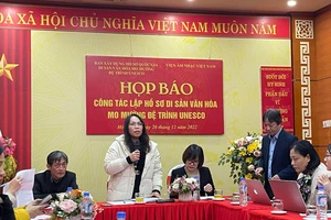 Bà Bùi Thị Niềm, Giám đốc Sở Văn hóa, Thể thao và Du lịch tỉnh Hòa Bình (giữa) phát biểu tại buổi họp báo.