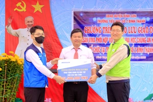 Trao tặng dụng cụ học tập cho Trường tiểu học số 2 Bình Thạnh, huyện Bình Sơn.