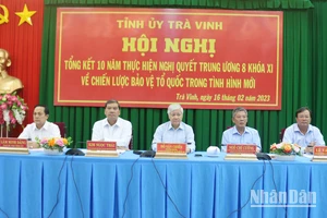 Bí thư Trung ương Đảng, Chủ tịch Ủy ban Trung ương Mặt trận Tổ quốc Việt Nam Đỗ Văn Chiến (ngồi giữa) dự hội nghị.