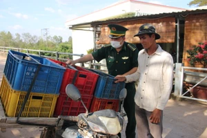 Lực lượng Đồn Biên phòng Sông Trăng (huyện Tân Hưng, tỉnh Long An) kiểm soát người dân qua lại tại khu vực Trạm kiểm soát Biên phòng Tân Hưng, Long An.