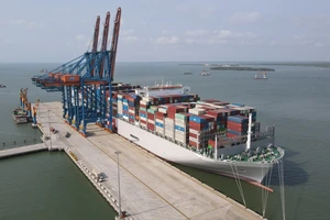 Siêu tàu container OOCL Spain với sức chở 24.188 TEU.