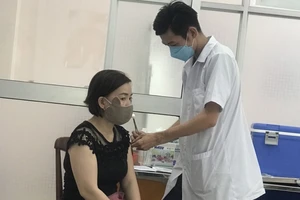 Tiêm vaccine ngừa Covid-19 cho người dân tại CDC Cần Thơ.