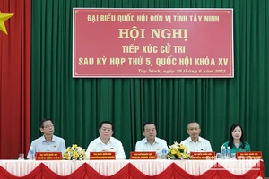 Đồng chí Nguyễn Trọng Nghĩa, Bí thư Trung ương Đảng, Trưởng Ban Tuyên giáo Trung ương tiếp xúc cử tri. 